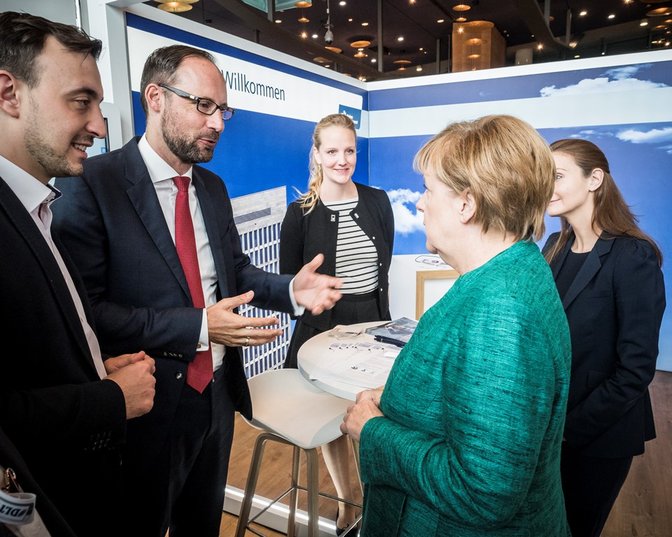 Merkel-Stand-Union-Investment.jpg Angela Merkel